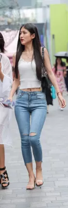 陪閨蜜逛街的緊身牛仔褲大長腿美女