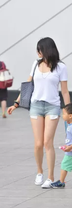 時尚牛仔熱褲白皙如玉修長雙腿氣質女郎