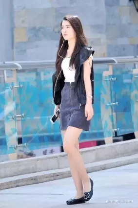 街拍氣質漂亮精緻面孔高挑白皙玉腿美麗女郎