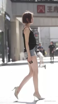 街拍熱褲美腿短發 美眉