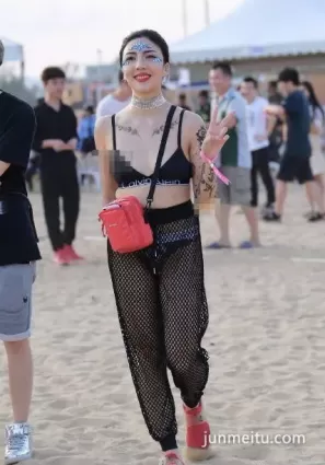 街拍透視裝？妹子穿的也太開放了