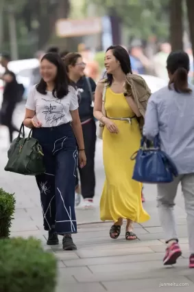 街拍 | 若隐若現的 丁 字