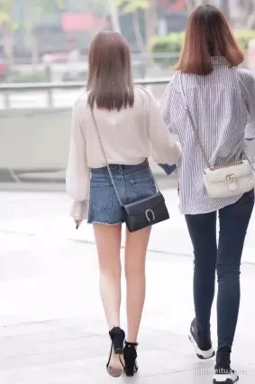 街拍膚白如玉嬌嫩可人俏麗白皙玉腿小姐姐和高挑牛仔褲大長腿妹子