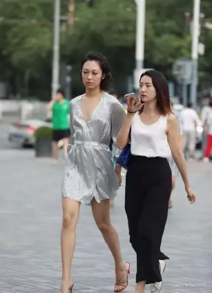 街拍霸氣一姐，真空上街