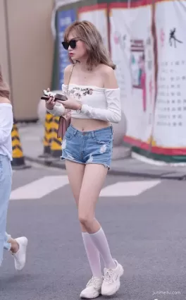街拍 | 超短褲妹子，好瘦啊