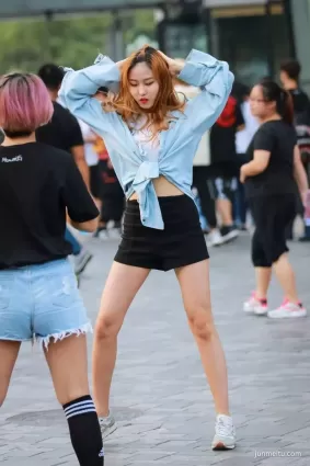 街拍一個愛跳街舞的妹子