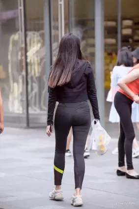 街拍身材豐腴，穿緊身瑜伽褲美女
