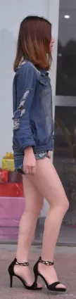 街拍超白，牛仔短褲大長腿