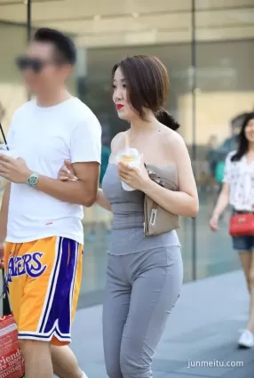 街拍穿緊身褲翹臀的極品性感美女