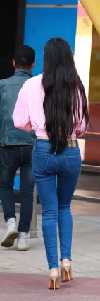大長腿緊身牛仔褲長發女郎