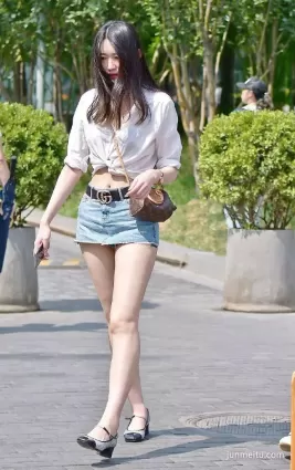 街拍妹子穿的是裙子還是短褲？