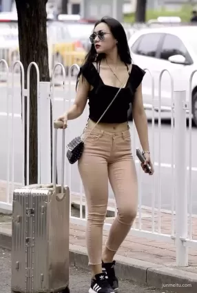 街拍前凸後翹，氣質很高貴