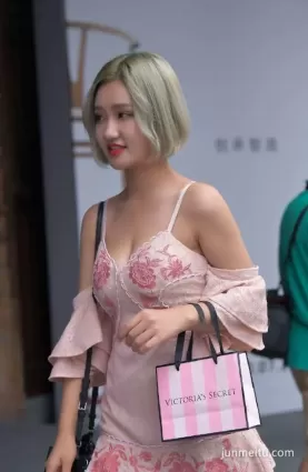 街拍波濤洶湧的小蘿莉