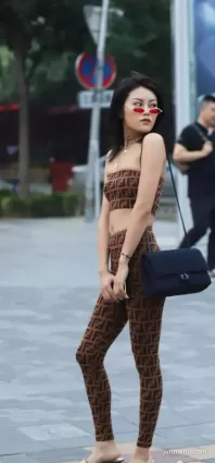 街拍緊身女孩，身材好苗條