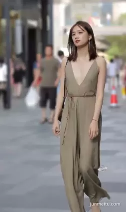 街拍 | 漏背裝，忍不住多看一眼