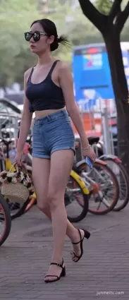 街拍熱褲大長腿美女