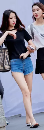 牛仔熱褲白皙修長玉腿氣質美女
