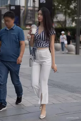 街拍丨穿白褲大長腿的長發性感麗人美女