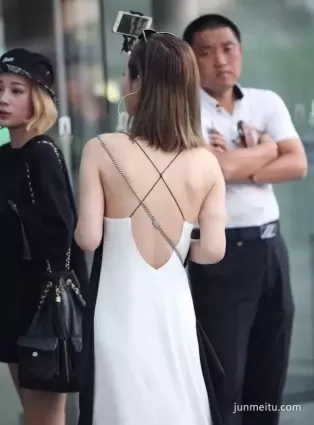街拍 | 這漏背裝誰受的了