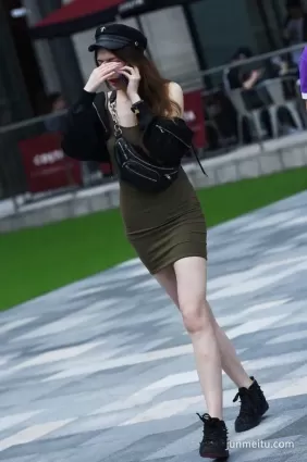 街拍身材婀娜多姿，高挑大長腿的翹臀性感美女