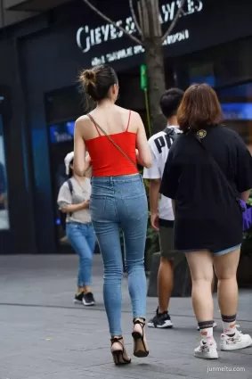 街拍穿牛仔長褲，身材好性感