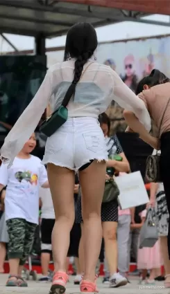 街拍這褲子，該看見的都看見了