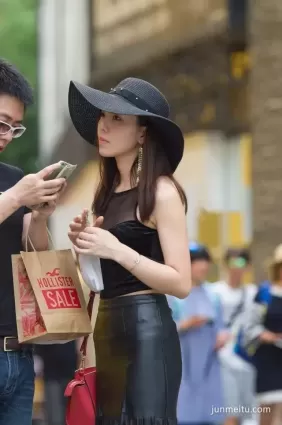 街拍靓麗黑皮裙美女