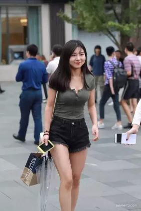 街拍身姿豐滿的性感妹子