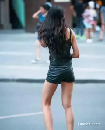 街拍魔鬼身材靓麗黑色短褲長發氣質白皙玉腿女郎
