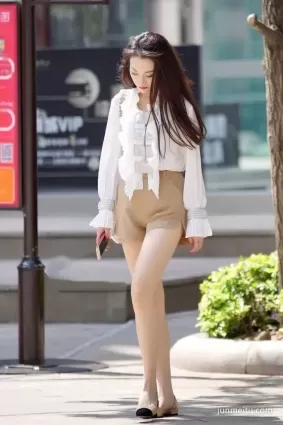 街拍高挑雪白如玉大長腿美婦精緻容貌妩媚的氣質