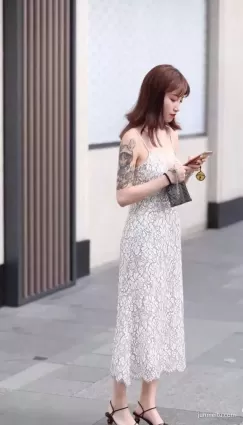 街拍吊帶長裙紋身姐