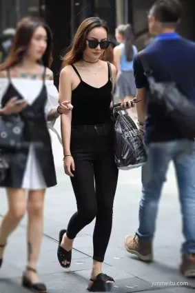 街拍黑色緊身小姐姐