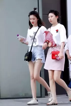 街拍高挑氣質淑女雪白如玉大長美腿讓人喜愛