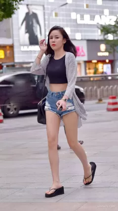 街拍抓拍一個小美女，比例很好