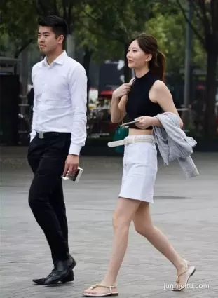 街拍苗條身材露臍裝短裙白皙長腿女郎