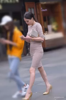 街拍大姐身材簡直完美，燈大有痕！
