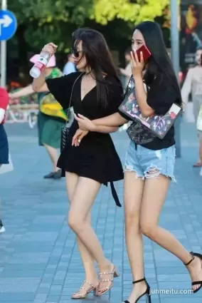 街拍高挑雪白如玉大長腿很美很有氣質的長發漂亮美女姐妹花