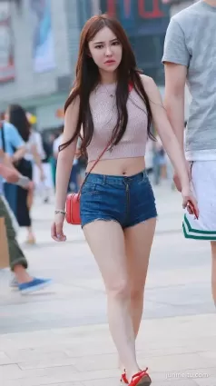 街拍這小眼神，兇巴巴的