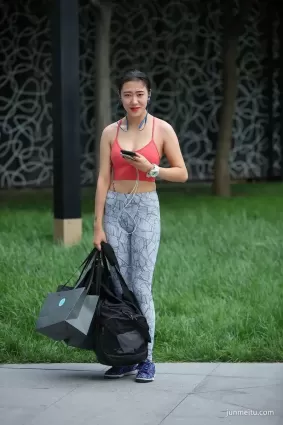 街拍有紋身的緊身姐，社會人