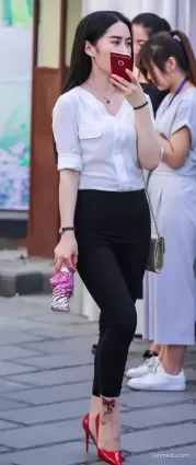 街拍黑緊褲姐，還有小蝴蝶