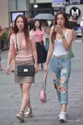 街拍姐妹花身材太棒，一路大笑