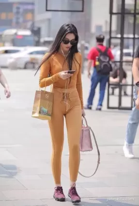 街拍身材超好的緊身裝美女