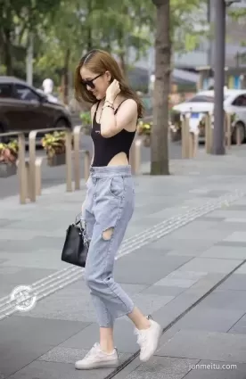 街拍時尚小蠻腰美女這衣服很特别