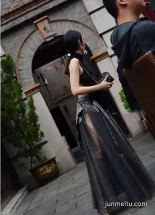 街拍霸氣的大開背