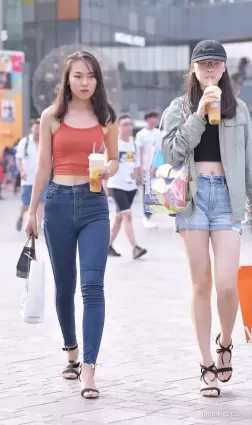 街拍高挑緊牛你喜歡哪一個