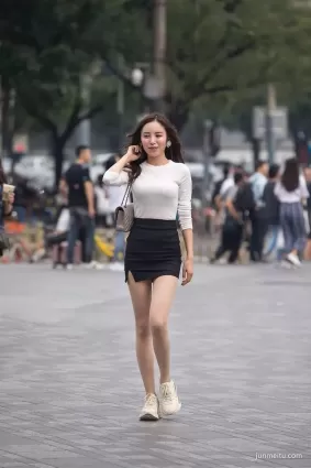 街拍S型身材的美女