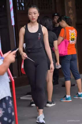 街拍一個你惹不起的霸氣美女