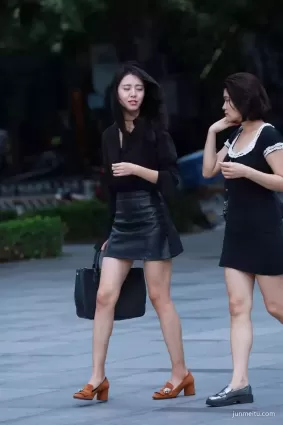 街拍高挑大氣貌美可人溫柔的黑皮裙長發大白腿美女