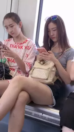 街拍地鐵上一對白皙如玉大長腿氣質漂亮美人