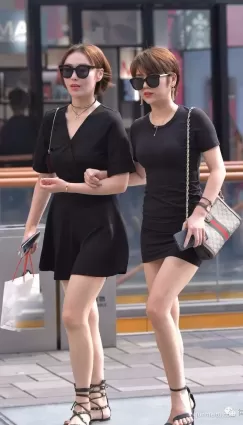 街拍一對姐妹花，你喜歡哪個？